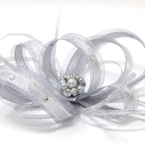 Sprankelende zilveren fascinator met kralencluster en diamanten op een kam, Alice-band en clip. afbeelding 6