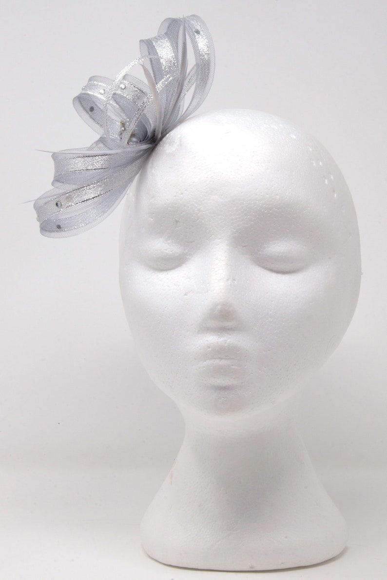 Sparkling silver fascinator with bead cluster and diamante' on a comb, Alice band & clip. 画像 4