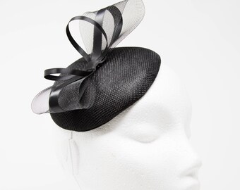 Black button percher style fasinator with satin and crinnoline bow