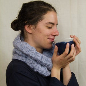Handgestrickter gemischter Aran-Snood mit irischen Stichen aus Alpaka und Wolle – OANELL eisblau