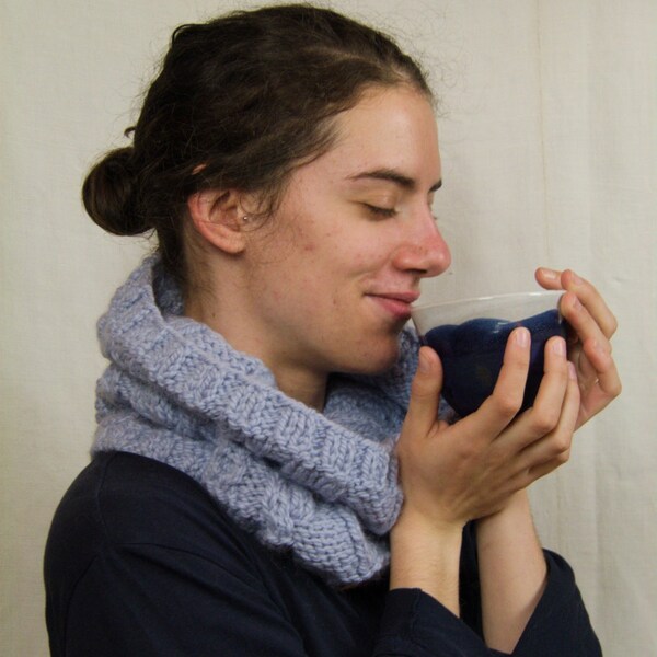 Snood aran mixte tricoté main en points irlandais en alpaga et laine - OANELL bleu glacier