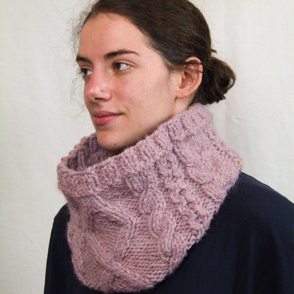 Snood aran mixte tricoté main en points irlandais en alpaga et laine - OANELL rose voilé