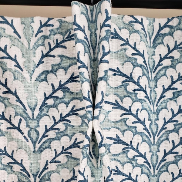 Par de cortinas plisadas en Spencer Blue Springs sobre lona blanca de lujo (aspecto lino). 4 forros disponibles: opaco, algodón, opaco y afelpado.