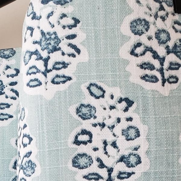 Paire de rideaux sur le dessus avec passe-tringle en perry blue Springs Snowy sur toile de luxe aspect lin - options de doublure, coton, tamiseur, occultant ou lissé