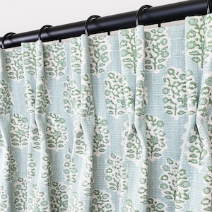 Par de cortinas plisadas en verde Perry Tendril sobre lino de algodón natural. 4 opciones de forro disponibles: opaco, algodón, opaco, afelpado.