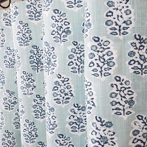 Paire de rideaux sur le dessus avec passe-tringle en perry blue Springs Snowy sur toile de luxe aspect lin - options de doublure, coton, tamiseur, occultant ou lissé