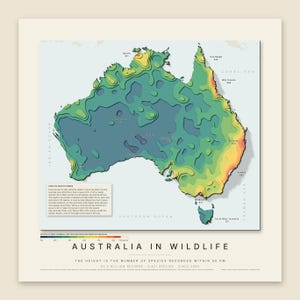 Puede incluir: Un mapa topográfico titulado Australia in Wildlife que muestra la densidad de especies en el continente. El mapa utiliza un degradado de color de azul oscuro a rojo para representar el número de especies registradas en un radio de 50 km.