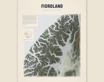 Könnte beinhalten: Eine vertikale Wandkarte mit dem Titel FIORDLAND MOUNTAINS IN MIST, die eine detaillierte topografische Ansicht der Region Fiordland in Neuseeland im Satellitenstil zeigt. Der Druck enthält ein Textfeld, eine kleine kreisförmige Übersichtskarte.
