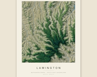 Könnte beinhalten: Ein rechteckiger topografischer Kartendruck der Lamington McPherson Range in Südost-Queensland. Die Karte zeigt detaillierte grüne und beige Reliefschattierungen, mit dem Text LAMINGTON, MCPHERSON RANGE, SOUTH EAST QUEENSLAND und 28°12'S 153°07'E in Schwarz am unteren Rand.