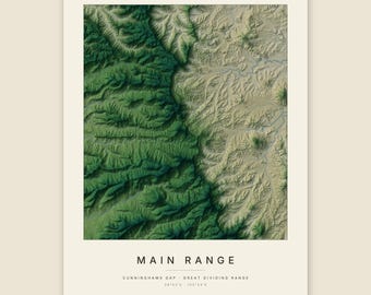 Könnte beinhalten: Ein rechteckiger topografischer Kartendruck, der die Main Range, Cunninghams Gap und die Great Dividing Range zeigt. Die Karte stellt detailliertes grünes und beiges Geländerelief dar, mit dem Text MAIN RANGE, CUNNINGHAMS GAP, GREAT DIVIDING RANGE, 28°03'S 152°24'E.