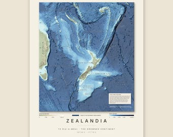 Könnte beinhalten: Ein bathymetrischer Kartendruck mit dem Titel ZEALANDIA TE RIU-A-MĀUI - THE DROWNED CONTINENT. Die Karte zeigt den versunkenen Kontinent in Blautönen, Ozeantiefen, Gräben und Plateaus sowie eine Legende für Höhe und Tiefe in Metern.