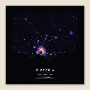 Puede incluir: Una impresión de mapa cuadrada de Victoria, Australia, que muestra las luces nocturnas sobre un fondo oscuro. El mapa presenta grupos de luces naranjas y moradas brillantes que representan áreas urbanas, con el texto VICTORIA, NIGHT LIGHTS, 2024.