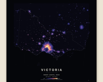 Könnte beinhalten: Ein quadratischer Kartendruck von Victoria, Australien, der nächtliche Lichter vor einem dunklen Hintergrund zeigt. Die Karte enthält helle orangefarbene und violette Lichtcluster, die städtische Gebiete darstellen, sowie den Text VICTORIA, NIGHT LIGHTS, 2024.