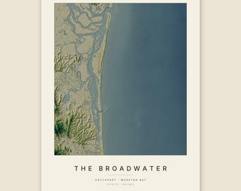Könnte beinhalten: Ein rechteckiger Wanddruck mit einer topografischen Karte von The Broadwater, Southport, Moreton Bay. Die Karte zeigt blaues Wasser, beigefarbenes Land und grünes Gelände. Darunter steht der Text THE BROADWATER, SOUTHPORT - MORETON BAY, 27°52'S 153°25'E.