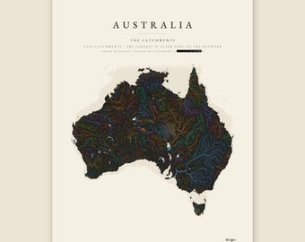 Könnte beinhalten: Ein vertikales Poster mit einer Karte von Australien auf cremefarbenem Hintergrund. Die Karte zeigt ein komplexes Netzwerk aus farbigen Flusseinzugsgebieten in dunklen Tönen. Der Text oben lautet AUSTRALIA, THE CATCHMENTS und enthält Details.