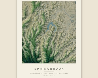 Könnte beinhalten: Ein vertikaler topografischer Kartendruck des Springbrook-Plateaus im Gold Coast Hinterland. Die Karte zeigt ein detailliertes Relief in Grün- und Beigetönen mit einem blauen Gewässer, beschriftet mit SPRINGBROOK und Koordinaten.