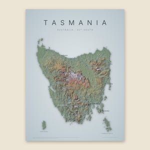 Könnte beinhalten: Eine vertikale Wandkarte von Tasmanien, Australien, mit einem detaillierten topografischen Relief der Insel in Grün-, Braun- und Grautönen. Der Text TASMANIA, AUSTRALIA - 42° SOUTH ist oben aufgedruckt. Verschiedene Städte und Orte sind beschriftet.