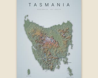 Könnte beinhalten: Eine vertikale Wandkarte von Tasmanien, Australien, mit einem detaillierten topografischen Relief der Insel in Grün-, Braun- und Grautönen. Der Text TASMANIA, AUSTRALIA - 42° SOUTH ist oben aufgedruckt. Verschiedene Städte und Orte sind beschriftet.
