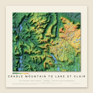 Könnte beinhalten: Ein topografischer Kartendruck mit dem Titel Cradle Mountain to Lake St Clair, The Overland Track Country, Tasmania. Die Karte zeigt grüne, gelbe und orangefarbene Höhengradienten mit blauen Gewässern und geografischen Bezeichnungen.