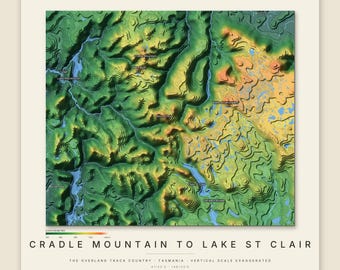 Könnte beinhalten: Ein topografischer Kartendruck mit dem Titel Cradle Mountain to Lake St Clair, The Overland Track Country, Tasmania. Die Karte zeigt grüne, gelbe und orangefarbene Höhengradienten mit blauen Gewässern und geografischen Bezeichnungen.