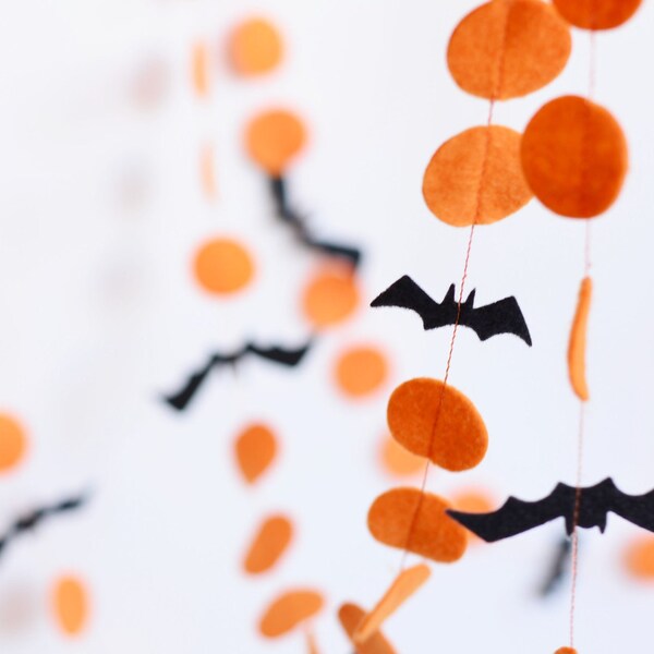 Orange und schwarz Halloween-Girlande, Creepy, Bat garland, wie auf COUNTRY LIVING MAGAZINE, Halloween-Dekoration