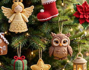 Op de afbeelding: Een verzameling gehaakte kerstornamenten in een boom, waaronder een gouden engel, een rode kous, een rode kerstster, een bruine uil, een peperkoekhuisje, een groen cadeau, een gouden ster en een beige lantaarn.