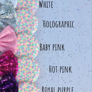 K&ouml;nnte beinhalten: F&uuml;nf Paar Pailletten-Mausohren in verschiedenen Farben. Die Farben sind wei&szlig;, holografisch, babyrosa, pink und royalblau. Jedes Paar Ohren hat eine andere Farbe Pailletten auf der Vorderseite und eine wei&szlig;e, regenbogenfarbene Paillette auf der R&uuml;ckseite.