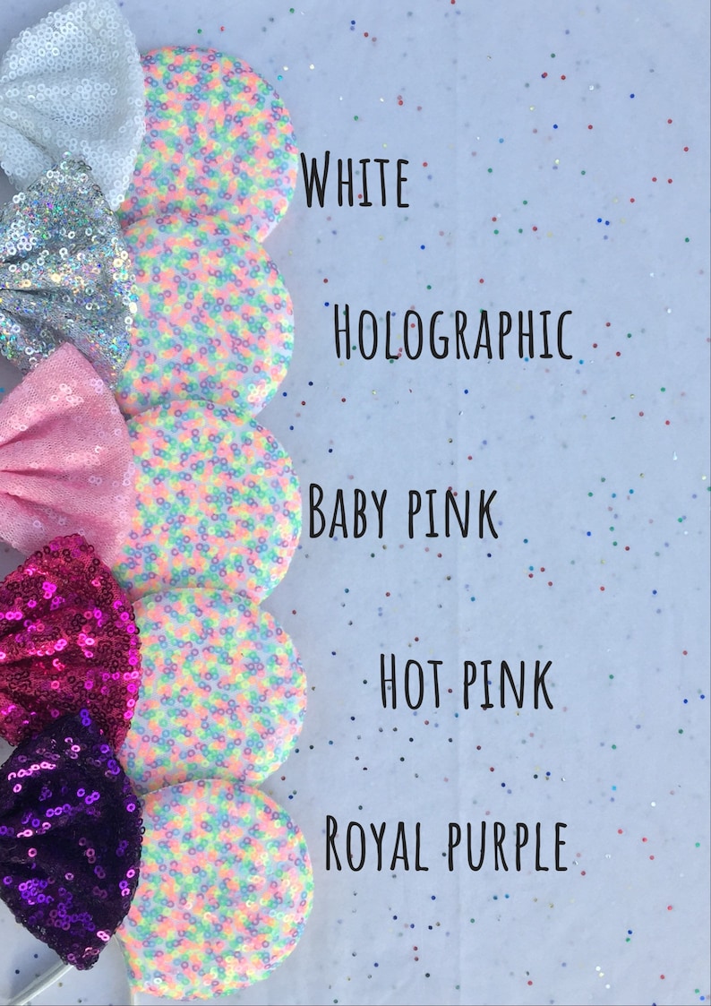 K&ouml;nnte beinhalten: F&uuml;nf Paar Pailletten-Mausohren in verschiedenen Farben. Die Farben sind wei&szlig;, holografisch, babyrosa, pink und royalblau. Jedes Paar Ohren hat eine andere Farbe Pailletten auf der Vorderseite und eine wei&szlig;e, regenbogenfarbene Paillette auf der R&uuml;ckseite.