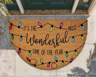 Paillasson de Noël illuminé, tapis de bienvenue pour les fêtes d'hiver, tapis demi-lune en fibre de coco, décoration de porche saisonnière, cadeau de pendaison de crémaillère pour Noël, paillasson de porte festif