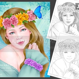 Può includere: Un'illustrazione digitale di una fata con lunghi capelli biondi che indossa una corona di fiori. La fata ha gli occhi azzurri e indossa un vestito azzurro chiaro. Lo sfondo è azzurro chiaro con una sovrapposizione bianca. L'immagine è in due versioni, una colorata e una in bianco e nero.