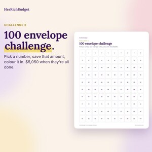 Puede incluir: Una hoja de seguimiento de ahorros blanca titulada 100 envelope challenge con una cuadr&iacute;cula de 100 cuadrados numerados. El texto dice HerRichBudget, Challenge 2, 100 envelope challenge, e instrucciones para elegir un n&uacute;mero y colorearlo.