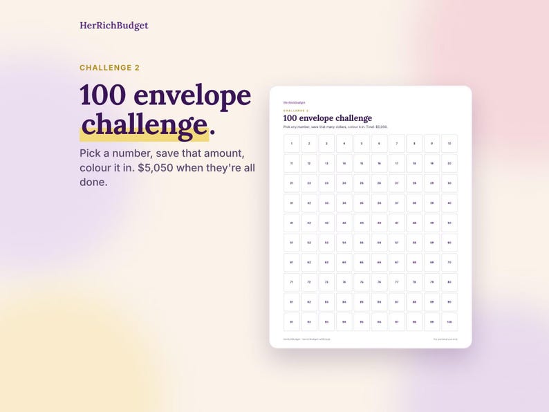 Puede incluir: Una hoja de seguimiento de ahorros blanca titulada 100 envelope challenge con una cuadr&iacute;cula de 100 cuadrados numerados. El texto dice HerRichBudget, Challenge 2, 100 envelope challenge, e instrucciones para elegir un n&uacute;mero y colorearlo.