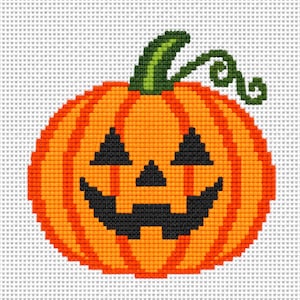 Może przedstawiać: Wzór haftu krzyżykowego przedstawiający dynię na Halloween z jaskrawopomarańczowym korpusem z pionowymi segmentami, zieloną łodygą z kręconym wąsem oraz czarną wyszywaną twarzą składającą się z dwojga trójkątnych oczu, nosa i szerokiego uśmiechu.