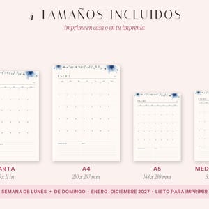 Puede incluir: Cuatro plantillas de calendario imprimibles para enero de 2027, con un encabezado floral de acuarela azul. Los tama&ntilde;os incluyen 210 x 297 mm, 148 x 210 mm, 8.5 x 11 pulgadas y 5.5 x 8.5 pulgadas. Texto: 4 TAMA&Ntilde;OS INCLUIDOS y ENERO.