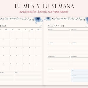 Puede incluir: Una disposici&oacute;n de agenda de dos p&aacute;ginas con un calendario mensual para enero y un horario semanal. Los bordes superiores est&aacute;n decorados con ilustraciones florales en acuarela azul. El texto incluye 'TU MES Y TU SEMANA', 'ENERO' y 'SEMANA 01'.