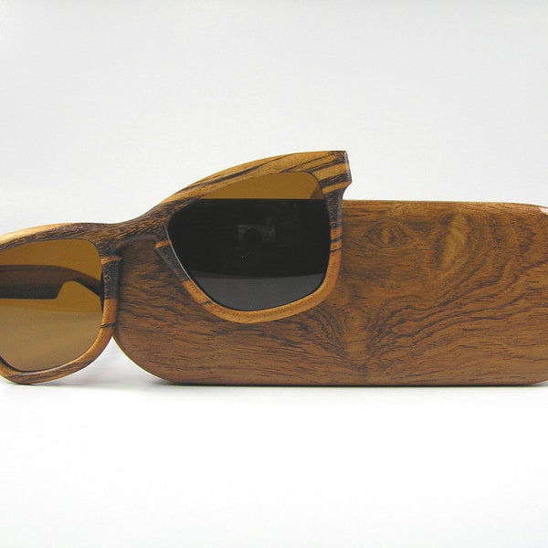 Tiger Wood wayfarer sunglasses with a Honduran rosewood case TWW2