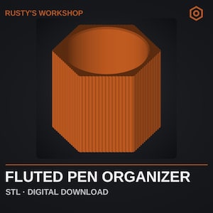Puede incluir: Un organizador de bolígrafos hexagonal de color naranja quemado con una textura estriada vertical en el exterior. El texto RUSTY'S WORKSHOP, FLUTED PEN ORGANIZER y STL DIGITAL DOWNLOAD es visible en el fondo oscuro que rodea al objeto.