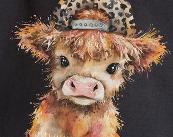Puede incluir: Sudadera negra de cuello redondo con una ilustración en acuarela de una vaca de las Tierras Altas con un sombrero con estampado de leopardo. La vaca tiene pelaje marrón y beige y una nariz rosa. El texto "Jupitermoonpaperie.Etsy.com" está en la parte inferior.