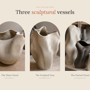 Może przedstawiać: Trzy rzeźbiarskie naczynia w łukowatych ramkach z napisem THE COLLECTION Three sculptural vessels. The Wave Vessel, The Sculpted Vase oraz The Darted Vessel wykonano z kremowej i ciemnoszarej ceramiki o organicznych, nieregularnych kształtach.