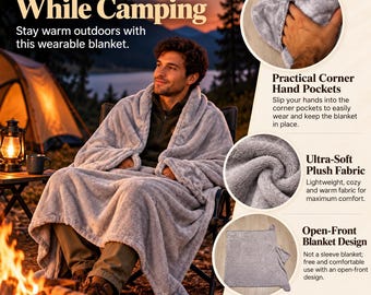 Puede incluir: Una manta portátil de felpa gris claro con diseño abierto en la parte delantera y bolsillos para las manos en las esquinas. La tela suave y texturizada ofrece cobertura al estar sentado. El texto incluye Warm Comfort While Camping, Practical Corner Hand Pockets, Ultra-Soft Plush Fabric y Open-Front Blanket Design.