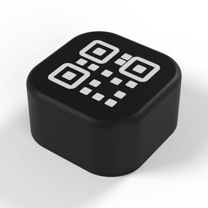 Peut inclure: Un objet noir de forme carrée aux coins arrondis, arborant un graphique de code QR blanc imprimé sur la surface supérieure. L'objet présente une finition mate lisse et une structure solide en bloc, offrant un design géométrique simple et épuré.