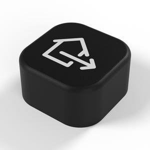 Peut inclure: Un bouton noir de forme carrée aux coins arrondis présentant une icône graphique blanche représentant le contour d'une maison avec une flèche pointant vers l'extérieur depuis le centre. L'objet a une finition mate lisse et un profil épais et solide.
