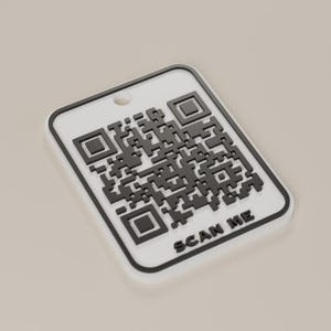 Puede incluir: Una etiqueta rectangular blanca con esquinas redondeadas que presenta un patrón de código QR negro en relieve y el texto SCAN ME en letras negras. La etiqueta tiene un pequeño orificio circular en la parte superior y un borde negro.