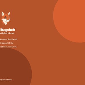 Op de afbeelding: Een roestkleurig grafisch ontwerp met een gestileerd vossenhoofd-icoon linksboven. De tekst luidt Alltagsheft &Auml;mtliplan Kinder, gevolgd door drie opsommingstekens: Schweizer &Auml;mtli-Begriff, Kindgerecht & klar en Motivation ohne Druck. De tekst linksonder luidt Alltag, klar und ruhig.