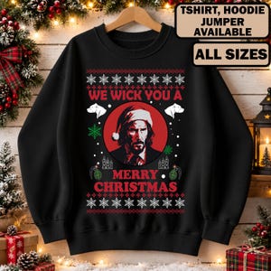 Könnte beinhalten: Ein schwarzes Langarm-Sweatshirt mit einer Grafik eines Mannes mit Weihnachtsmannmütze in einem roten Kreis. Der Text lautet WE WICK YOU A MERRY CHRISTMAS. Das Design enthält weiße Schneeflocken, zwei Hundesilhouetten und zwei Granaten.
