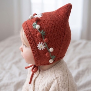 Cappellino da neonato in maglia con ricami floreali, cappello invernale stile folletto con paraorecchie e laccetti sottogola, regalo per neonato