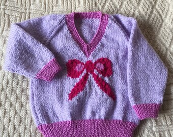 Hand Knitted Bow Pattern Jumper, pull violet bébé, pull arc, pull de petites filles, haut de motif d’arc, pull pour tout-petits, vêtements tricotés pour bébé