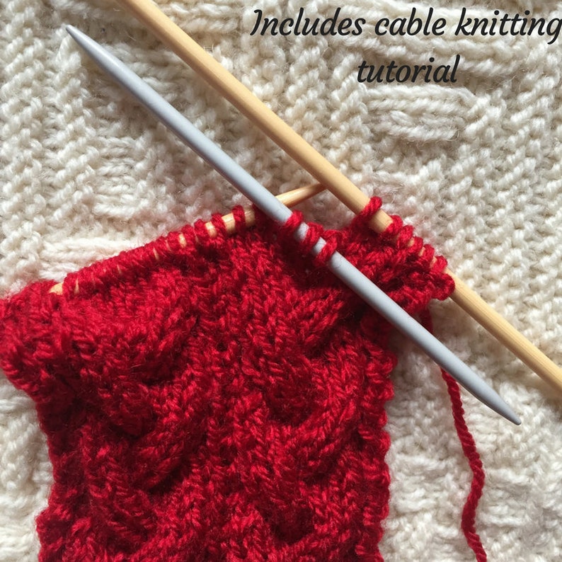 K&ouml;nnte beinhalten: Nahaufnahme von rotem Zopfmuster mit einer grauen Stricknadel und einer Holzstricknadel. Der Text "Includes cable knitting tutorial" ist &uuml;ber dem Stoff sichtbar.