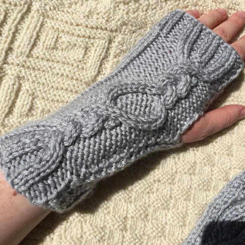 STYLISH AND WARM 100/% WOOL WRISTWARMERS MADE IN UK