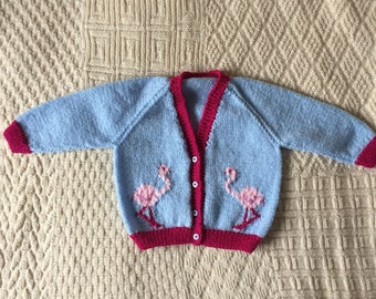 Cardigan flamingo, cardigan de bébé tricoté à la main, cardigan bleu de bébé, pull de modèle de flamant rose, cardigan de cou de v, cadeau de douche de bébé